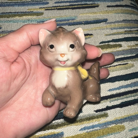 Vintage Import Porcelain Cat Figurine Yellow Bow Made in China - Picture 2 of 4